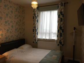 Отель The Beaumont House Guest House  Лаут
